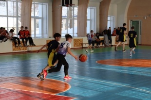В Верх-Иньве прошел турнир по баскетболу «Оранжевый мяч»