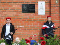 На фасаде школы в селе Ошиб разместили мемориальную доску в память о Сергее Надымове 