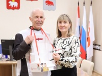 Глава Кудымкарского муниципального округа Наталья Сикорская приняла участие во всероссийской благотворительной акции «Красная гвоздика»