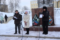 24 февраля Глава Кудымкарского МО вместе с семьями военнослужащих, представителями общественности, ветеранами, учащимися школ и студентами почтили память павших героев СВО минутой молчания и возложили цветы к памятникам наших воинов.