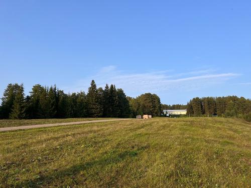 В с. Кува и близлежащей деревне Важ-Пашня проживает 1175 человек. Ежегодно в Куву приезжают до 4000 туристов (по данным МКУ «Кувинский краеведческий музей «Исток»), а также до 1000 отдыхающий в лагере (из них 464 ребенка в летний период).
