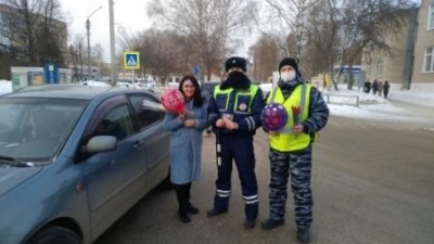 В Кудымкаре прошла акция «Цветы для автоледи»