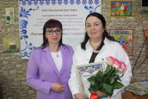 Наставничество – путь к творчеству. В детско-юношеском центре «Радуга» открылась персональная выставка Елены Сыстеровой