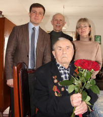 В Кудымкаре участнику Великой Отечественной войны вручили свидетельство о присвоении звания «Почетный гражданин Кудымкарского муниципального округа» 