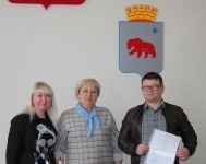 В администрации города Кудымкара молодым семьям вручили свидетельства о праве на получение социальной выплаты