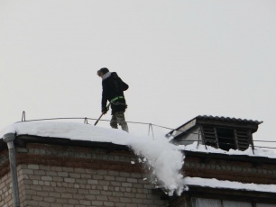 Напоминаем о своевременной уборке снега с крыш