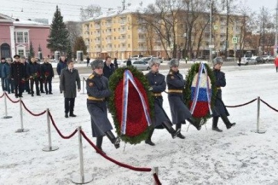 Игорь Комаров почтил в Перми память павших воинов и возложил цветы к Вечному огню