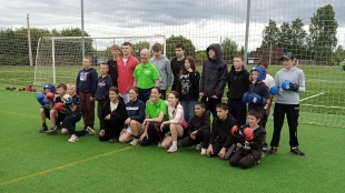 На стадионе "Парма" прошла акция "Зарядка с чемпионом"