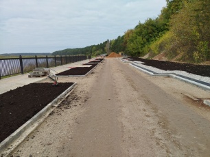 В Кудымкаре на городском пляже и Красной горке продолжается благоустройство общественного пространства