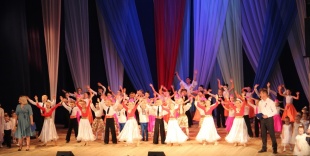 12 июня в Культурно-Деловом Центре города Кудымкара состоялся отчётный концерт танцевально-спортивного клуба «Акварель» и фолк-группы «Росы» под названием «Мы дети твои – Россия»