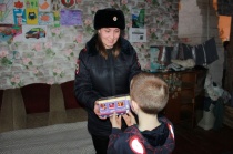 В Кудымкарском муниципальном округе полицейские поздравили детей с новогодними и рождественскими праздниками