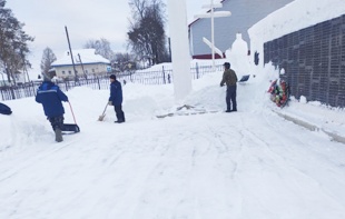 В Кудымкарском округе продолжается регулярная забота о памятниках героям 