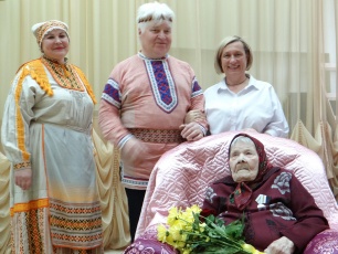В Кудымкарском доме-интернате для престарелых и инвалидов торжественно отметили 100-летний юбилей Трубиновой Александры Петровны.