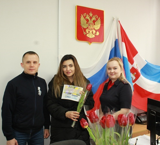 В Кудымкаре сотрудники отделения по вопросам миграции и общественники поздравили в рамках акции «8 Марта — В каждый Дом» представительниц прекрасного пола    