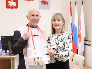 Глава Кудымкарского муниципального округа Наталья Сикорская приняла участие во всероссийской благотворительной акции «Красная гвоздика»