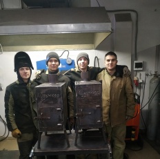 Печки-буржуйки для бойцов СВО изготовили студенты Коми-Пермяцкого профессионально-педагогического колледжа