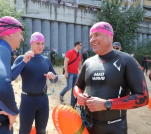 Полпред Игорь Комаров проплыл 5 км в рамках международной плавательной серии Х-Waters Volga 2022