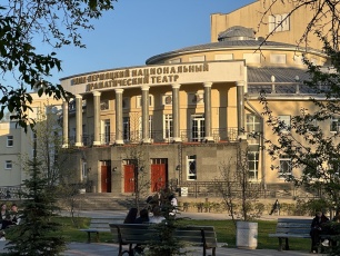 В честь своего дня рождения театр объявляет распродажу билетов