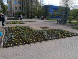 В Кудымкаре Комбинат благоустройства приступил к посадке цветов на городские клумбы