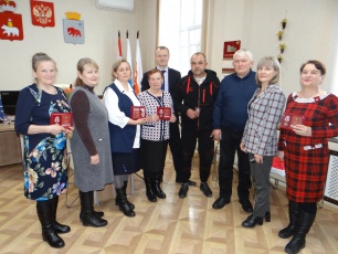 Глава Кудымкарского округа вручила медали волонтерам за помощь участникам СВО