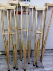 Учащиеся школы № 2 города Кудымкара мастерят костыли для госпиталей, где проходят лечение бойцы СВО