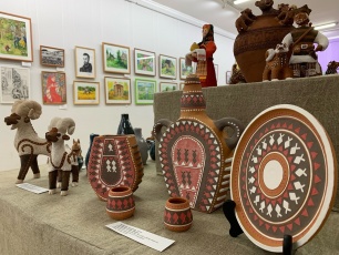 В выставочном зале Культурно-Делового Центра города Кудымкара, в рамках ХVIII краевого фестиваля-конкурса детских музыкальных школ и детских школ искусств «Музыкальная капель», открылась выставка творческих работ участников номинации ИЗО и ДПИ.