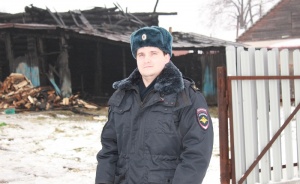 В Кудымкаре полицейский принимал участие в спасении людей из горящего дома