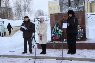 24 февраля Глава Кудымкарского МО вместе с семьями военнослужащих, представителями общественности, ветеранами, учащимися школ и студентами почтили память павших героев СВО минутой молчания и возложили цветы к памятникам наших воинов.