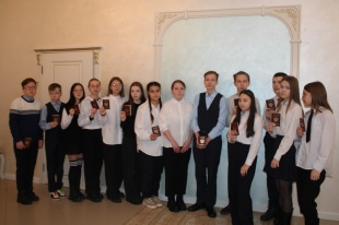 В День Конституции юным жителям города вручили паспорта 