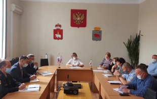 В администрации города Кудымкара состоялось совещание с участием руководителей учреждений краевого и федерального подчинения, начальников структурных подразделений администрации города и руководителей коммунальных предприятий