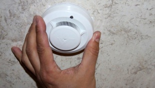 Специалисты: важно не только устанавливать пожарные извещатели, но и содержать их в исправном состоянии