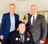 Со знаменательной датой ветерана поздравили исполняющий обязанности главы Кудымкарского округа Сергей Пономарев и глава Коми-Пермяцкого округа Алексей Плотников