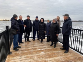 Партийный десант»: депутаты оценили ход благоустройства на Красной горке и городском пляже