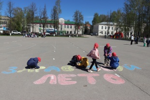 «Мы рисуем мелом лето на асфальте».