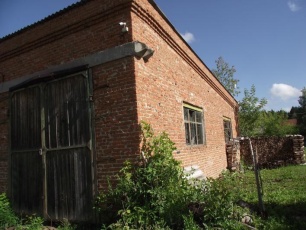 Продаётся нежилое здание с земельным участком.