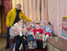 В преддверии Нового года председатель Думы поздравил и вручил подарки детям участника СВО