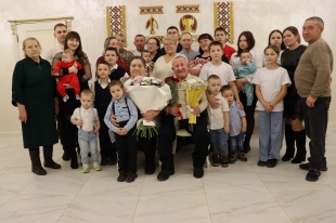 21 ноября 2025 года в отделе ЗАГС администрации Кудымкарского муниципального округа состоялось торжественное чествование супружеской пары Ельцовых Геннадия Афанасьевича и Татьяны Николаевны, которые отметили полувековой Юбилей совместной жизни